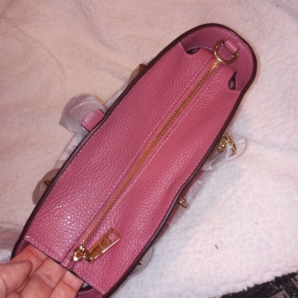 Coach LTHR LANE BCKT w/shoulder strap,Rouge;Never out of bag B4 pics! Gorgeous! - Picture 6 of 12
